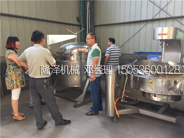 欢迎江苏客户来厂考察黄豆蒸煮锅设备